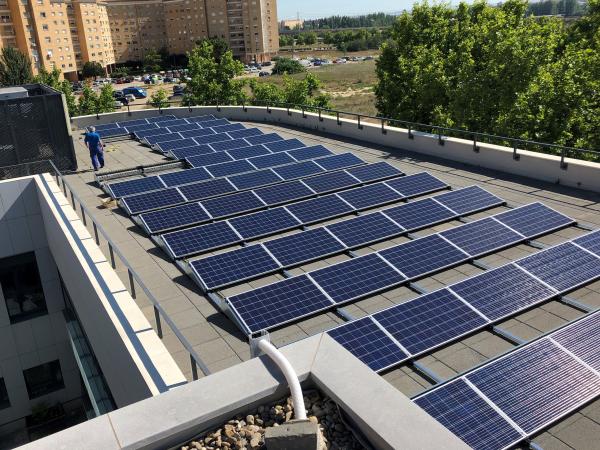 Placas solares en el edificio Josemi Monserrate de Dfa