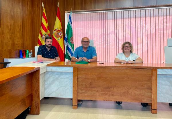 El alcalde de Escatrón y Marta Valencia, en el acto de la firma del convenio