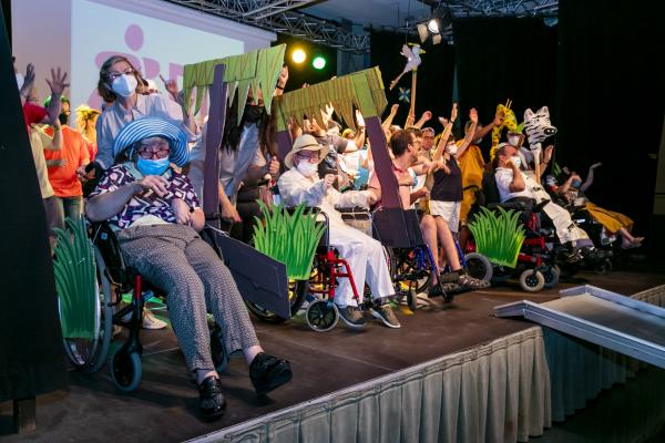 Participantes bailan sobre el escenario