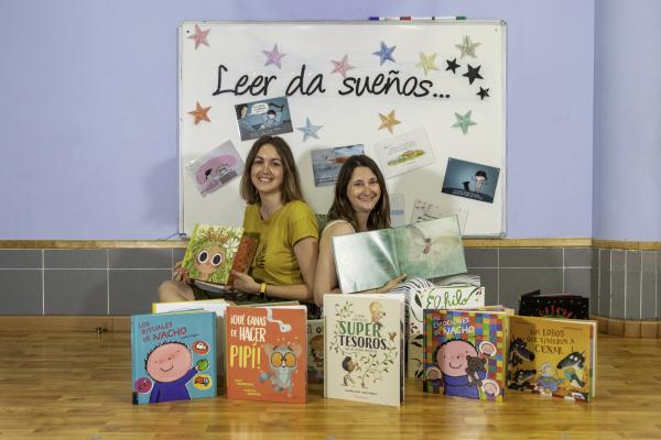 Laura Tremps y Rosana Alegre, rodeadas de libros
