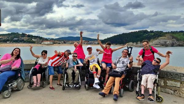 Usuarios y usuarias junto con voluntarios, a orillas del Cantábrico