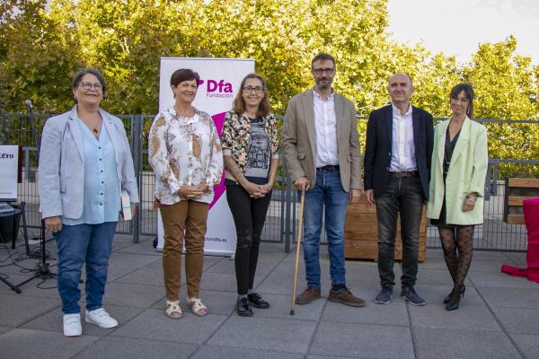 Los premiados y premiadas, con Enric Soley