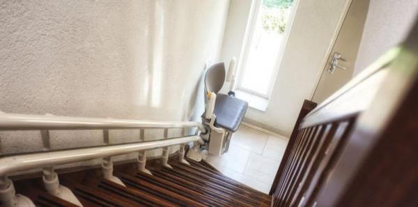 Escalera con elevador para personas con movilidad reducida