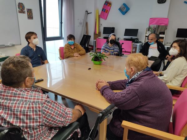 Alumnos y residentes charlan en torno a una mesa