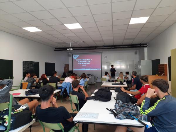 Yolanda Abadía imparte la charla ante el alumnado