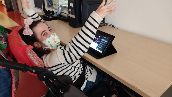 Una usuaria del programa utiliza una tablet