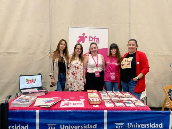 5 mujeres en un stand de Fundación Dfa
