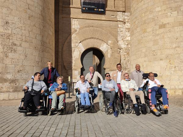 Los y las residentes, a las puertas del palacio de La Aljafería