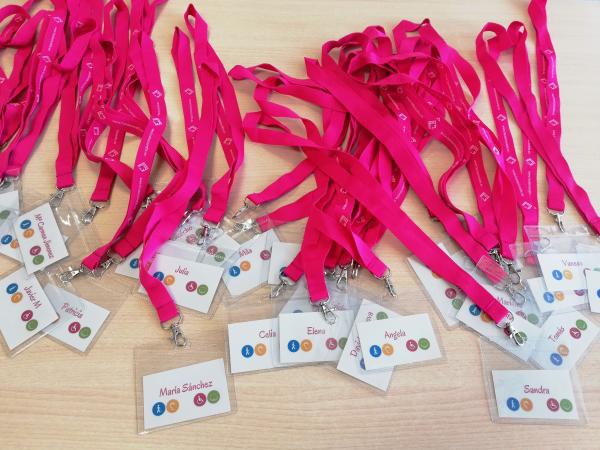 Tarjetas con los nombres de voluntarios y voluntarias