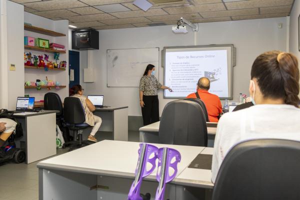 Una profesora imparte un taller de recursos online en Dfa