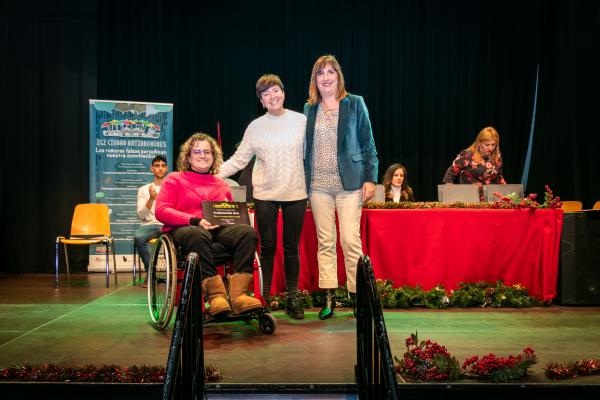 Marta Valencia, en el escenario junto a Lola Ranera