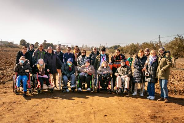 Residentes, usuarios, voluntarios y personal de Dfa, en la foto de familia