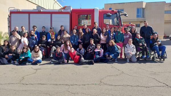 Grupo de alumnos y el bombero