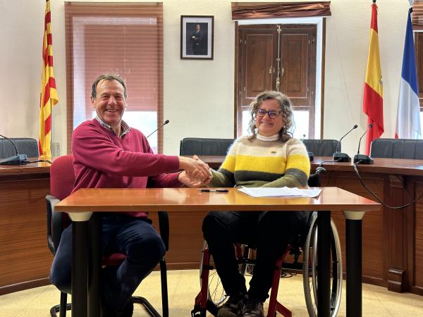 Antonio Labarta y Marta Valencia se dan la mano tras la firma del convenio