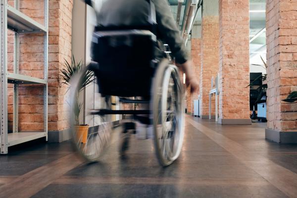 Una persona en silla de ruedas en una oficina