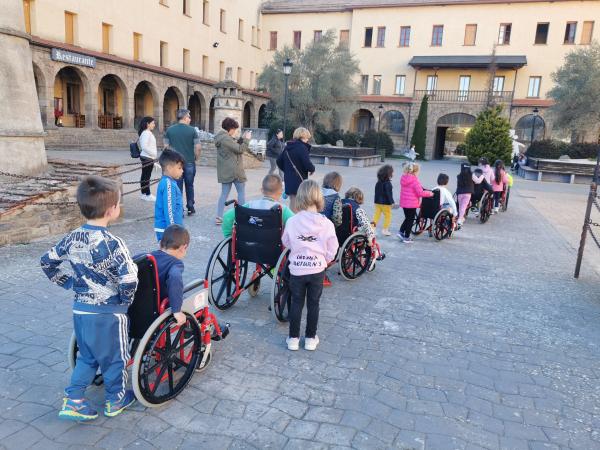 Varios niños participan en la yincana en las instalaciones de Pirenarium