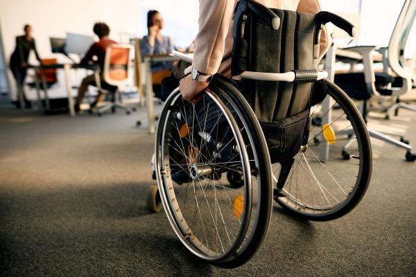 Persona con silla de ruedas en oficina