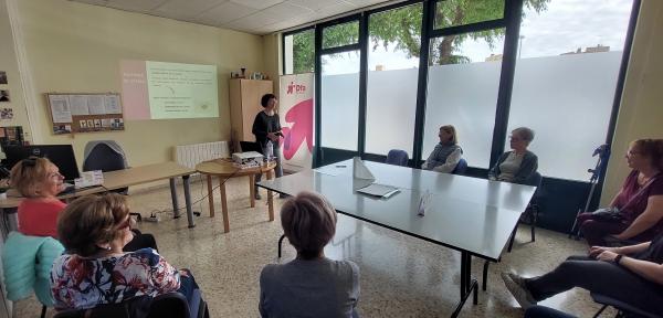 Varias mujeres asisten a uno de los talleres