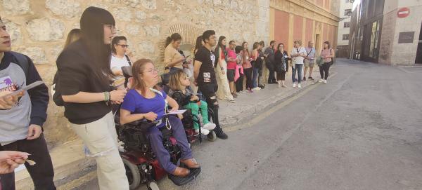 Alumnos y usuarios de Dfa, por las calles de Teruel.