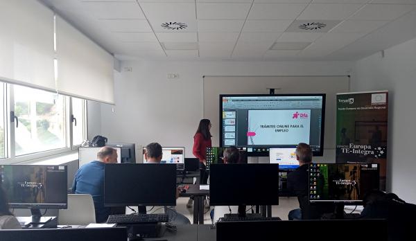 Varias personas asisten a uno de los talleres