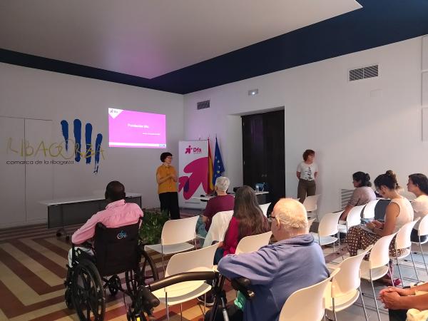 Momento de charla en el Salón de Plenos de la Comarca de Ribagorza