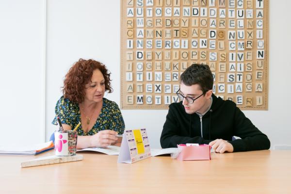 Una técnico de Dfa emplea atiende a un usuario