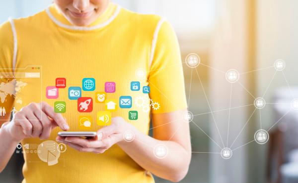 Una persona manipulando un dispositivo electrónico