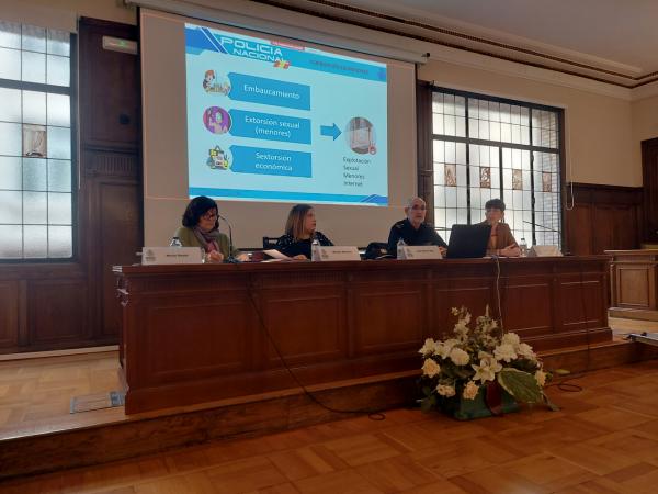 Momento de la ponencia en el Real e Ilustre Colegio de Abogados de Zaragoza 