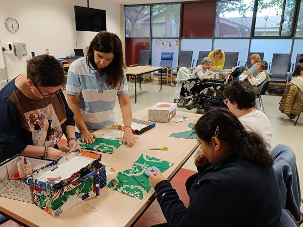 Una voluntaria con los usuarios del Centro de Día