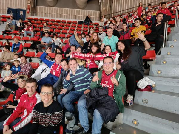 Algunos de los usuarios, en la grada del Príncipe Felipe