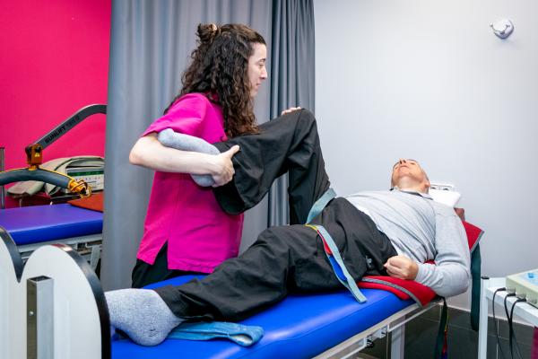 Un usuario se somete a una sesión de rehabilitación en Dfa