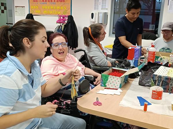 Personas en el taller de costura