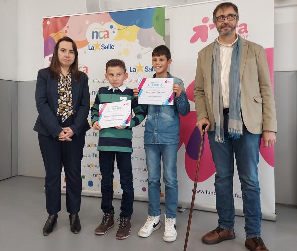 Los ganadores, junto a dos miembros de Fundación Dfa