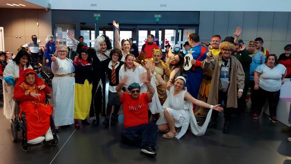 Foto de parte de los y las participantes en el la fiesta de carnaval del centro de actividades socio culturales de fundación dfa posando en el hall del edificio josemi monserrate