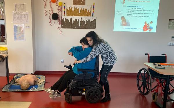 Maniobra de heimlich a una usuaria en silla de ruedas