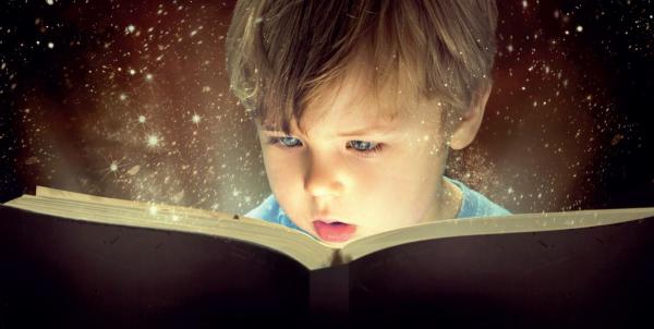 Niño leyendo un libro