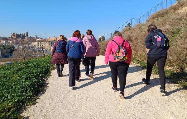 Personas caminando en uno de los paseos saludables