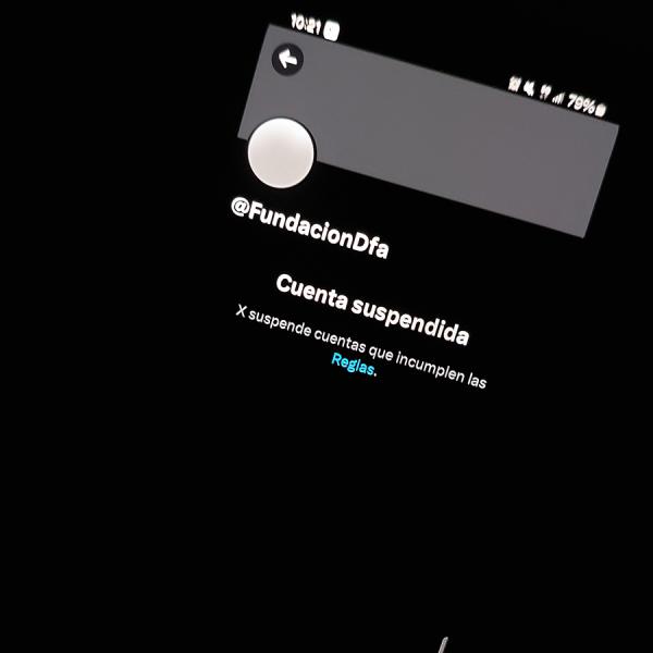 Teléfono móvil mostrando la cuenta suspendida en X de Fundación Dfa