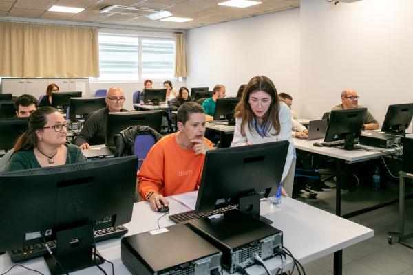 Una clase del curso sobre competencias digitales