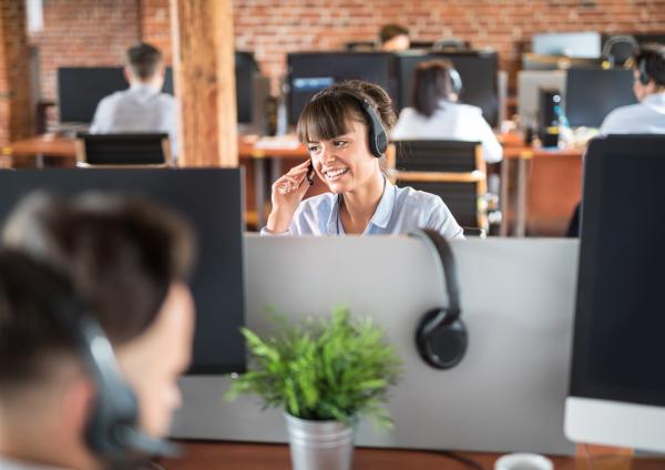 Una persona trabajando en un call center