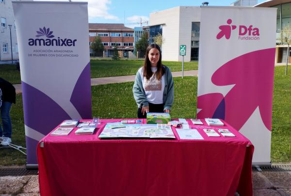 Stand de Fundación Dfa con la trabajadora social