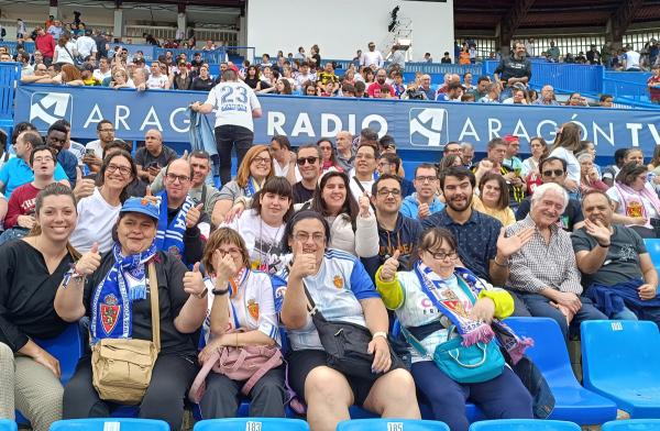 Foto de familia de los asistentes a un partido del Real Zaragoza