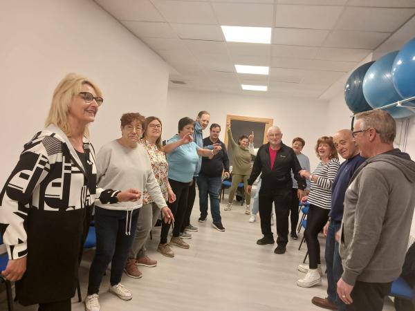 Participantes en la clase de musicoterapia