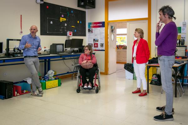 Marta Valencia, acompañada de la directora y profesores del colegio