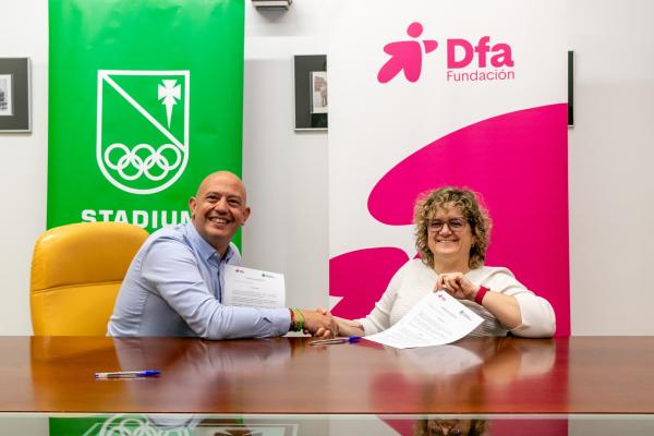 Jorge Sánchez y Marta Valencia se dan la mano en la firma del convenio