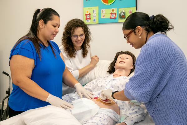 Dos alumnas y una profesora en una práctica