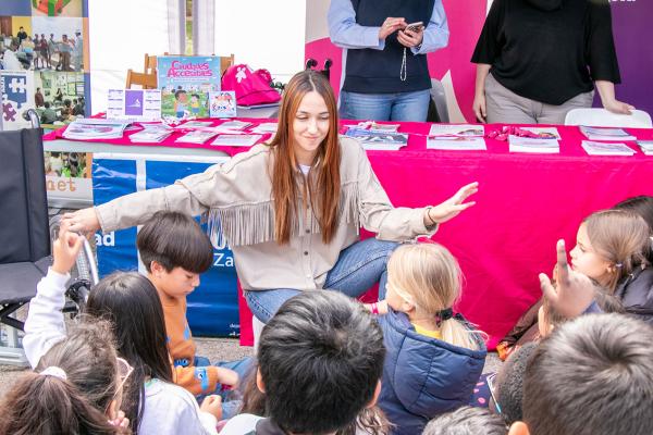 Alumnos de un colegio reciben información de una técnico de ocio