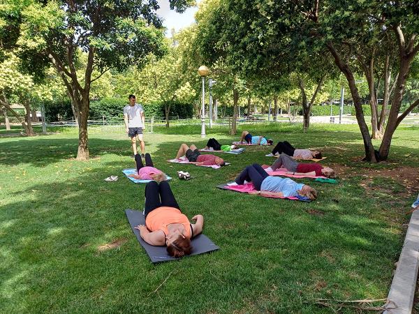 Estiramiento en el Parque Miguel Servet