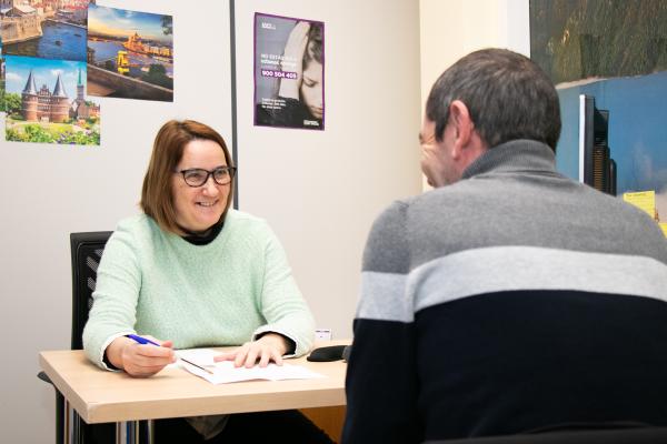 Una trabajadora de Huesca atiende a un usuario