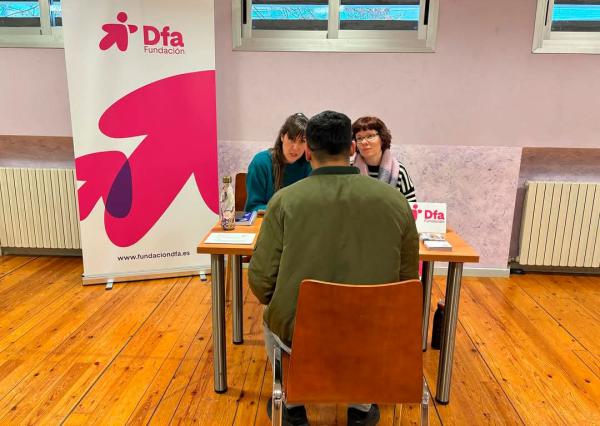 Mesa y técnicos de Fundación Dfa atienden a una persona